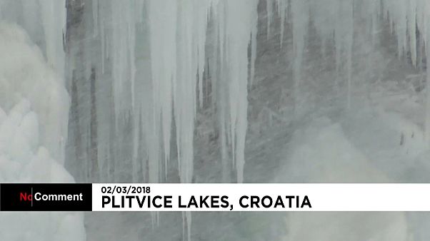 Croazia, muri di neve e laghi ghiacciati nel parco di Plitvice Croazia, muri di neve e laghi ghiacciati nel parco di Plitvice