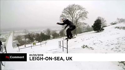 Inghilterra, lo snowboarder olimpico si esibisce in città