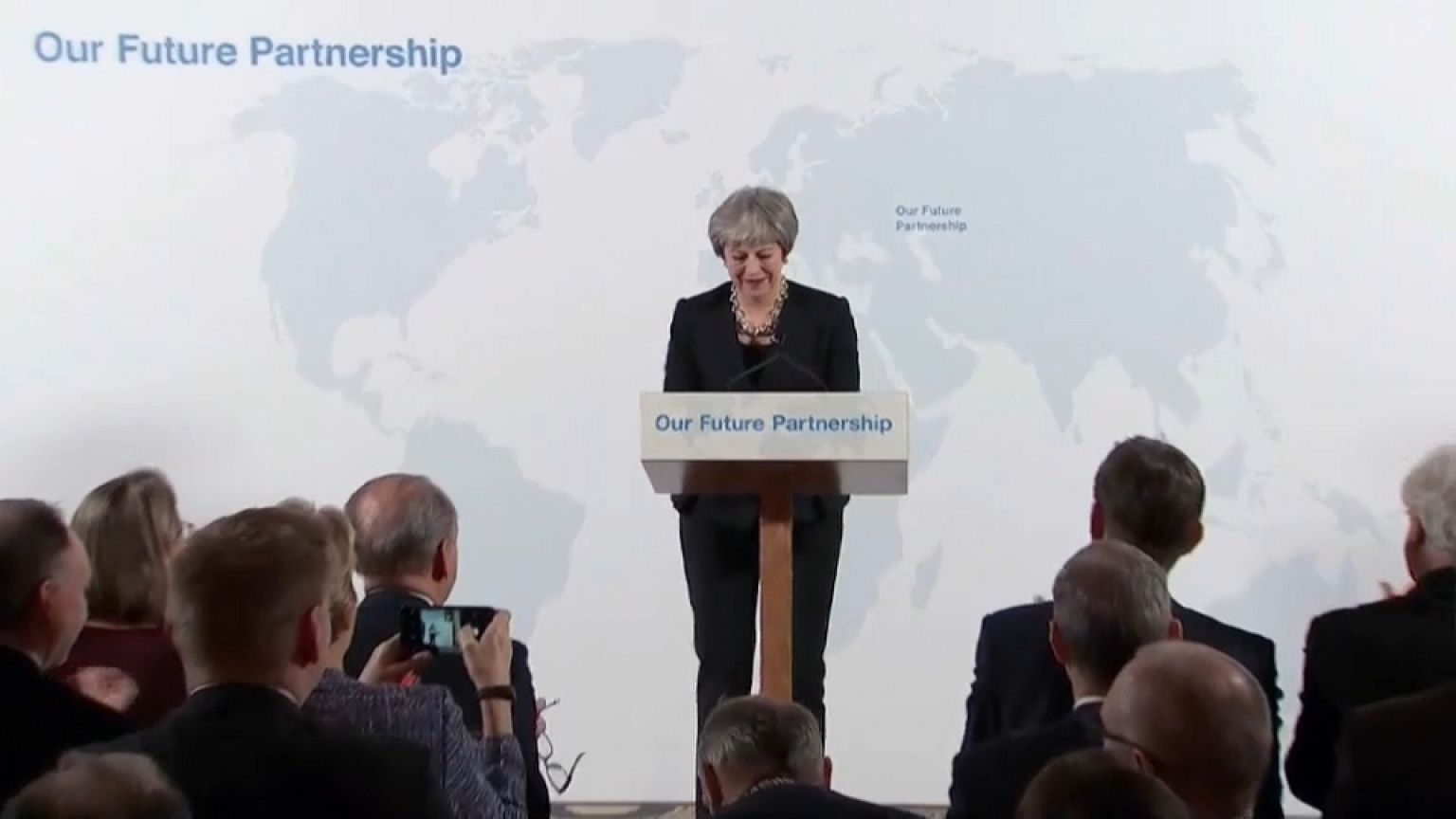 Theresa May Brexit topunu Avrupa Birliği'ne attı
