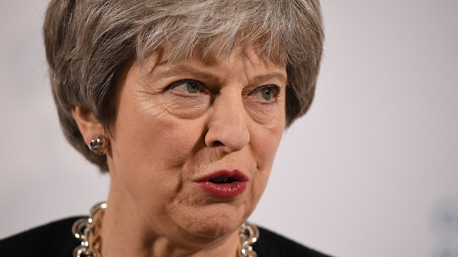 Theresa May lança avisos a Bruxelas