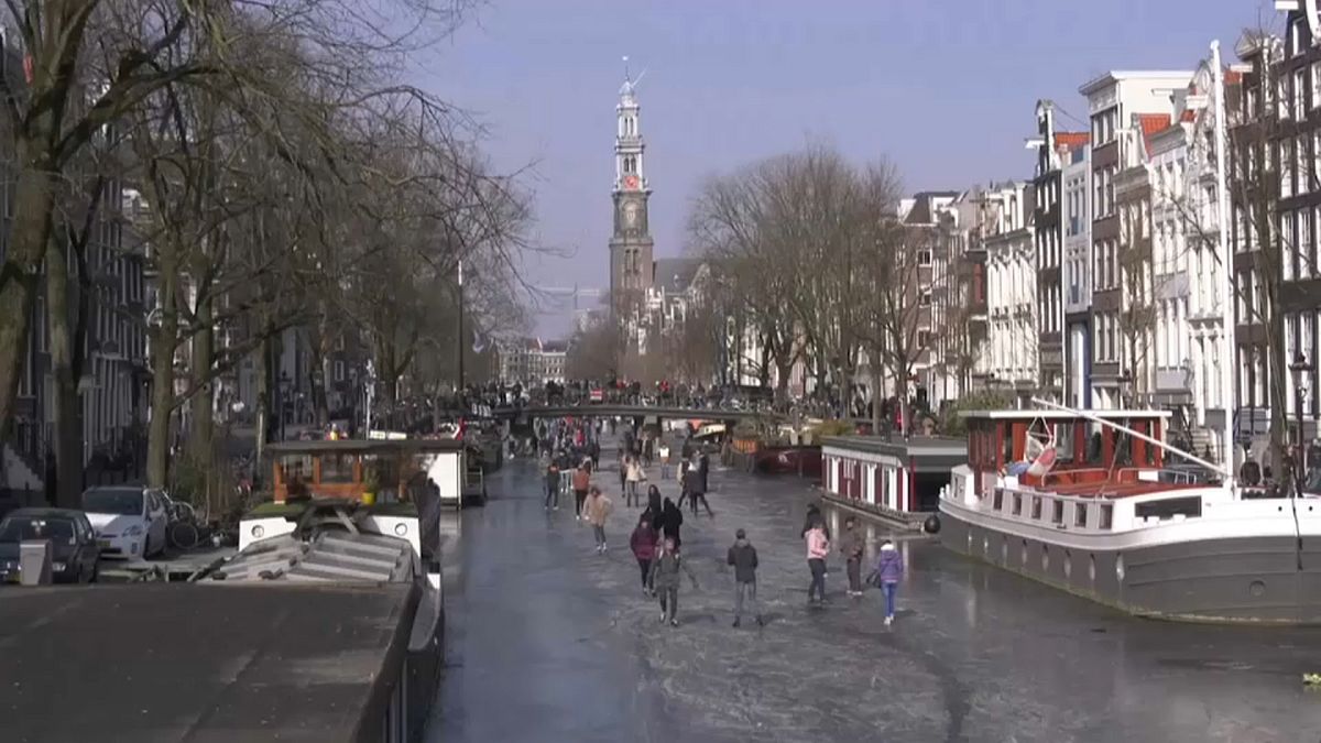 شاهد: مواطنو أمستردام يعبرون القنوات المائية سيرا على الاقدام بعد تجمدها 