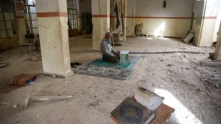 Syrie, Ghouta orientale, un homme seul au milieu d'une mosquée dévastée