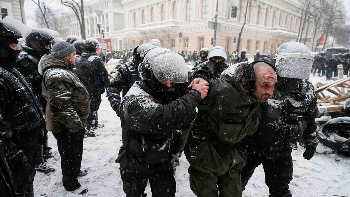 الشرطة الأوكرانية تعتقل 100 والعثور على قنابل بحوزة المتظاهرين