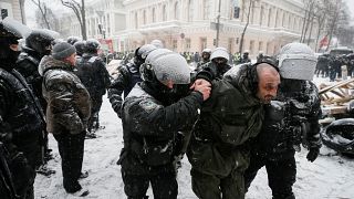 الشرطة الأوكرانية تعتقل 100 والعثور على قنابل بحوزة المتظاهرين