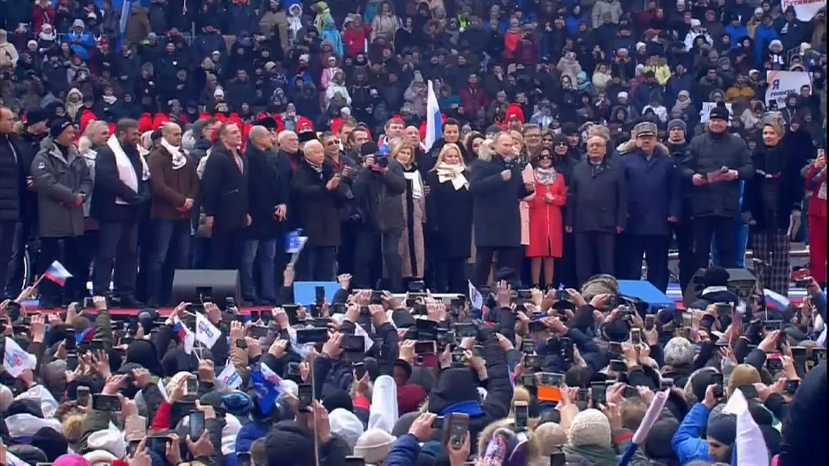 Putin se da un baño de multitudes a semanas de las presidenciales