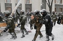 Ukraine: Anti-government activists and police clash near parliament