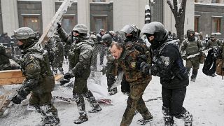 Ukraine: Anti-government activists and police clash near parliament