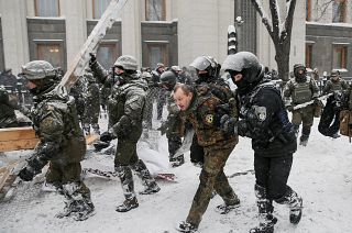 Ukraine: Anti-government activists and police clash near parliament