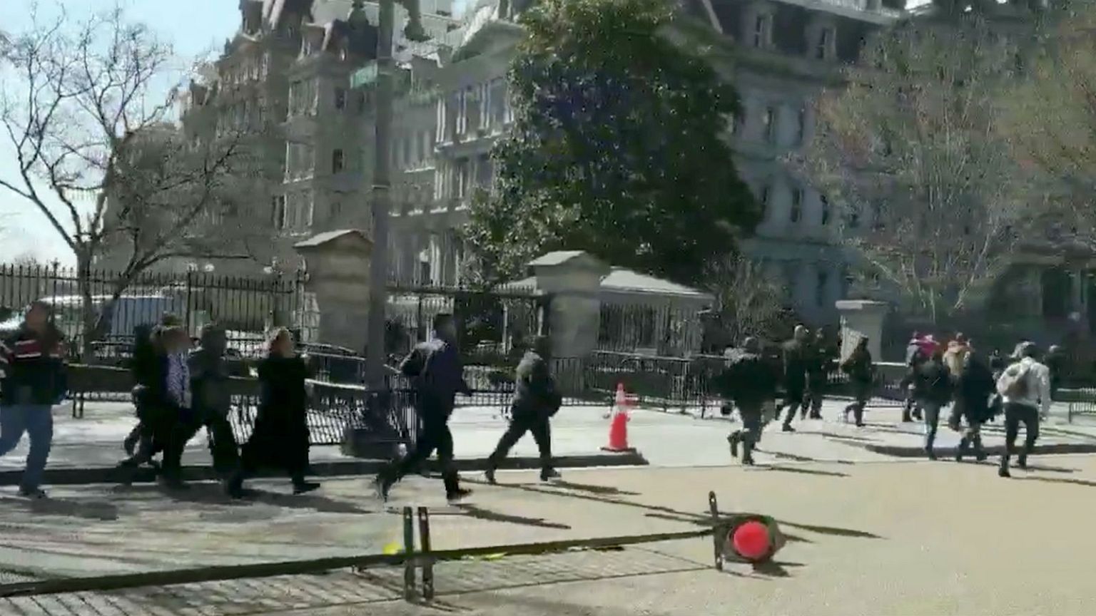 Man reportedly shoots himself to death near White House, Secret Service says