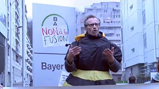 Tüntetés a Bayer-Monsanto fúzió ellen