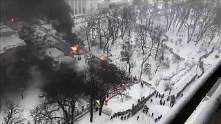La policía ucraniana desaloja un campamento de protesta situado frente al Parlamento