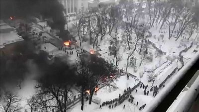 La policía ucraniana desaloja un campamento de protesta situado frente al Parlamento