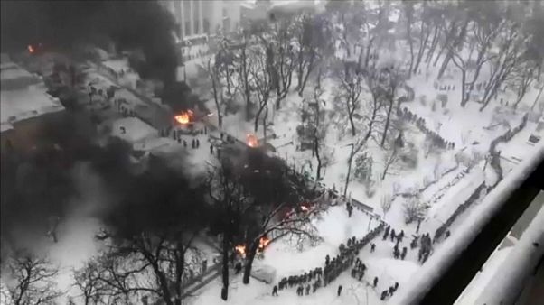 La policía ucraniana desaloja un campamento de protesta situado frente al Parlamento La policía ucraniana desaloja un campamento de protesta situado frente al Parlamento