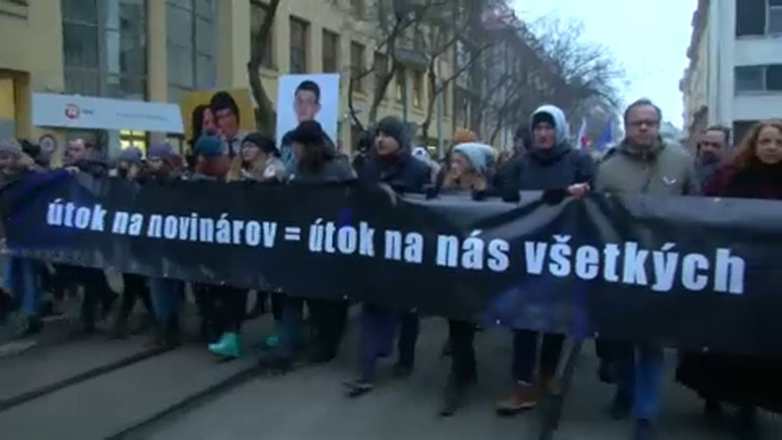 Ezrek vonultak fel a meggyilkolt újságíróért 