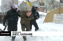 Ucraina, violenti scontri di fronte al parlamento