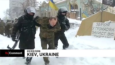 Ucraina, violenti scontri di fronte al parlamento