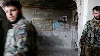 سربازان ارتش دولت بشار اسد در خانه‌ای خارج از منطقه غوطه شرقی
