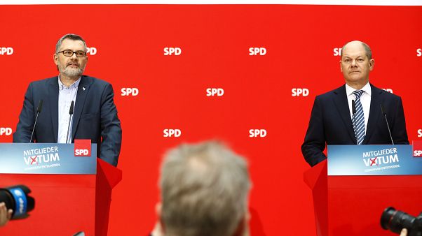 Militantes do SPD aprovam coligação com conservadores de Merkel Militantes do SPD aprovam coligação com conservadores de Merkel