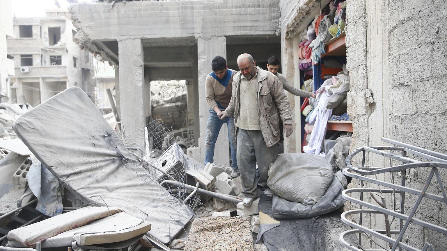 Syria: 'Families flee' as pro-Assad forces advance in Eastern Ghouta 