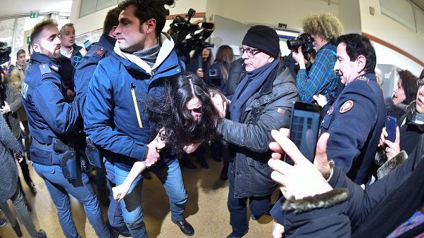 Jovem mostra o peito a Berlusconi e diz-lhe: "estás acabado" Jovem mostra o peito a Berlusconi e diz-lhe: "estás acabado"