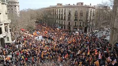 مظاهرات حاشدة في كتالونيا لتأييد الوحدة مع اسبانيا 