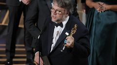 Guillermo del Toro recoge el Óscar a la mejor película