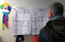 Ein Wähler sieht sich die Parteienliste an