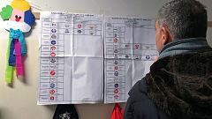 Ein Wähler sieht sich die Parteienliste an