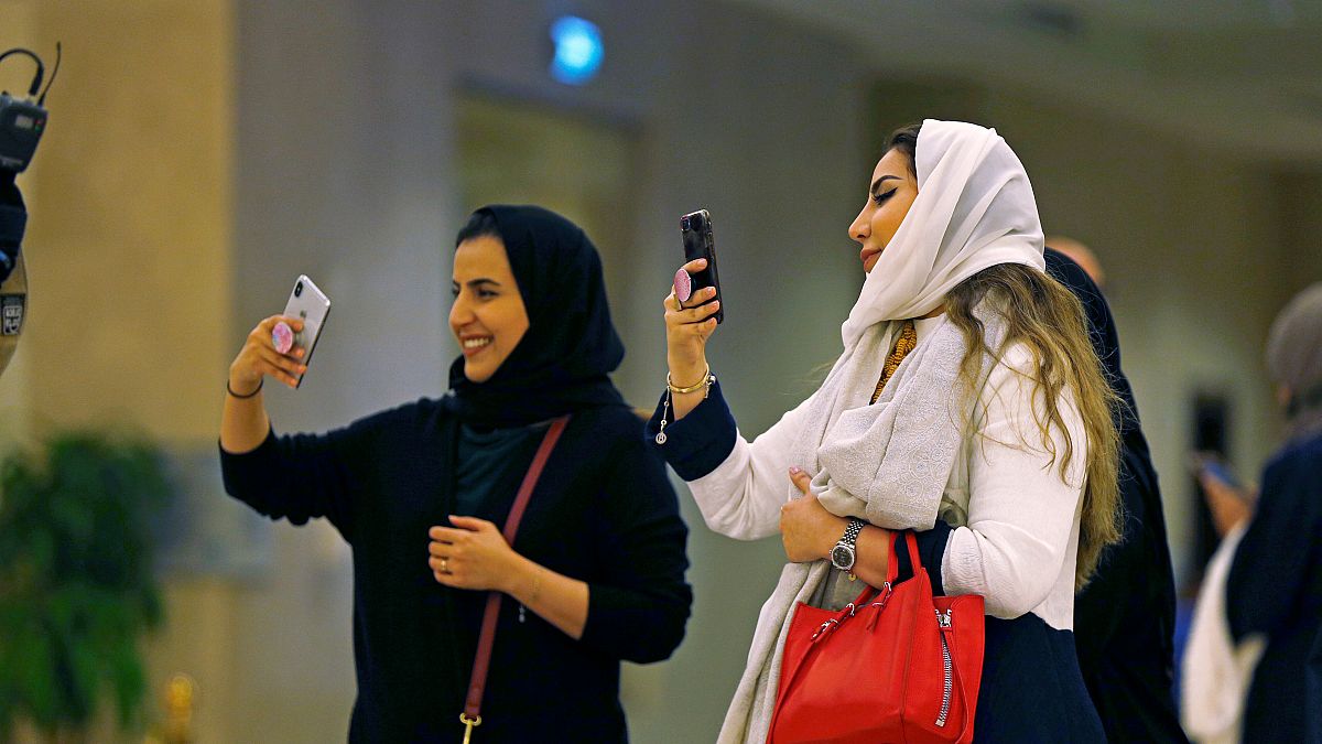 حفل تامر حسني يثير جدلاً واسعاً في وسائل التواصل الاجتماعي بالسعودية 