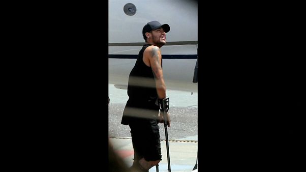L'attaquant du PSG, Neymar, démarre sa convalescence au Brésil L'attaquant du PSG, Neymar, démarre sa convalescence au Brésil
