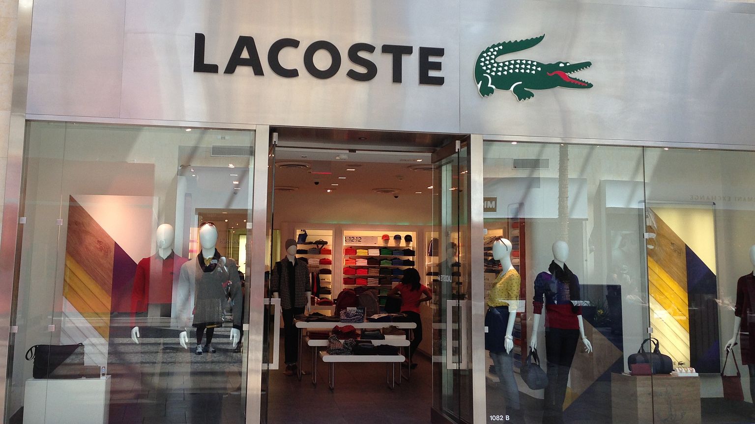 Lacoste markasından nesli tükenmekte olan hayvanlara  jest
