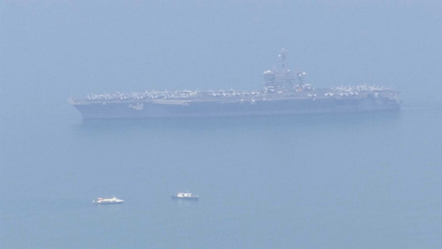 شاهد: وصول اول حاملة طائرات أمريكية إلى فيتنام منذ نهاية الحرب بين البلدين 