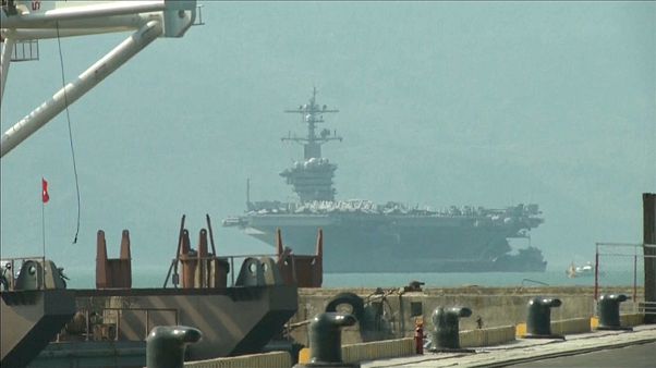 Американский авианосец прибыл во Вьетнам Американский авианосец прибыл во Вьетнам