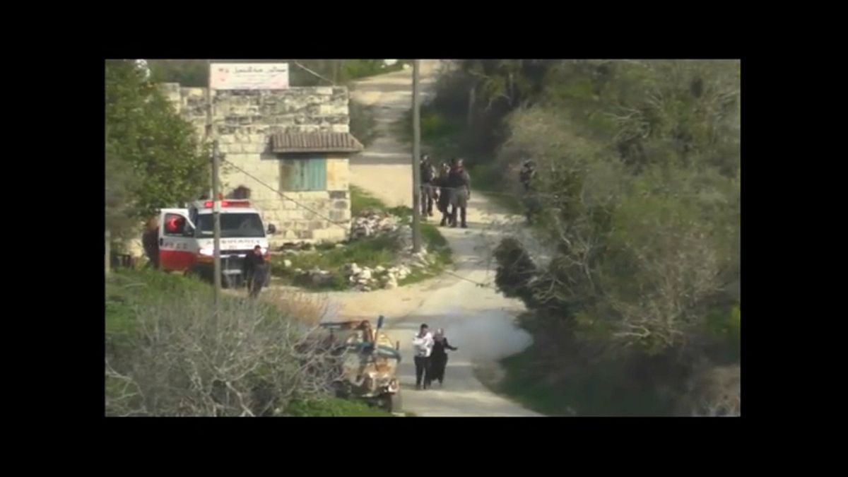 İsrail polisi, kucağında bebek taşıyan Filistinli ailenin üzerine bomba fırlattı