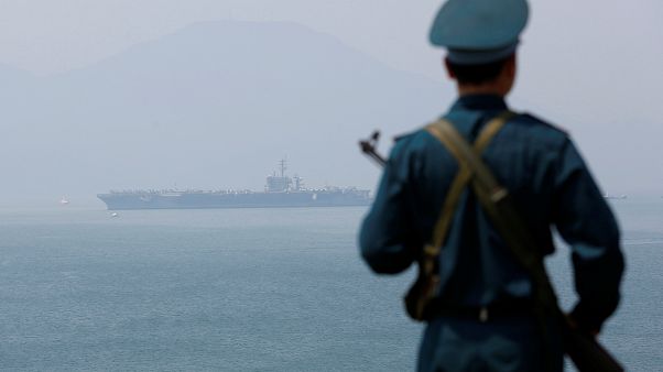 Un porte-avions américain fait escale au Vietnam Un porte-avions américain fait escale au Vietnam