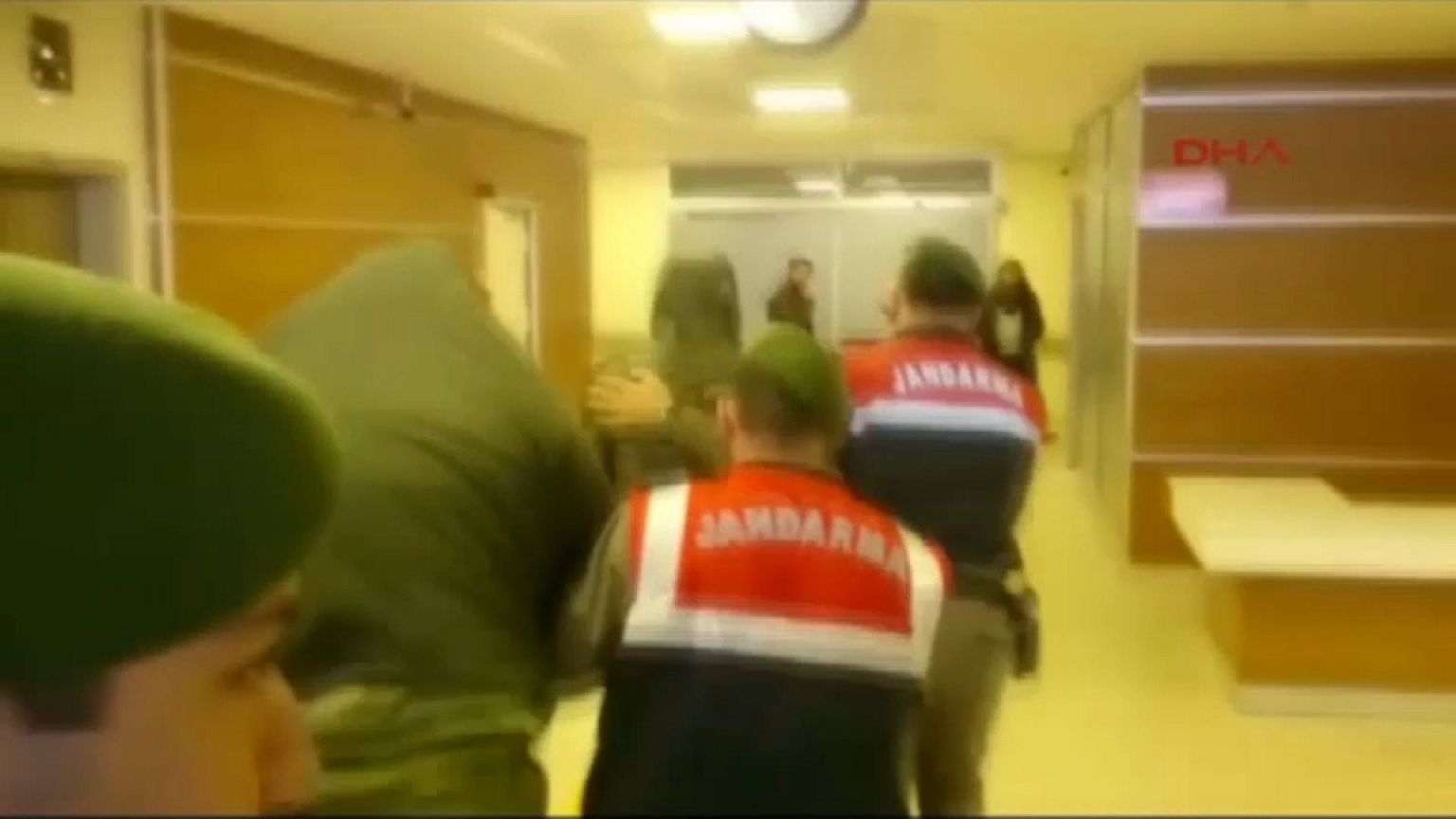 Sınırı geçen Yunan askerlerinin tutukluluğuna devam kararı verildi