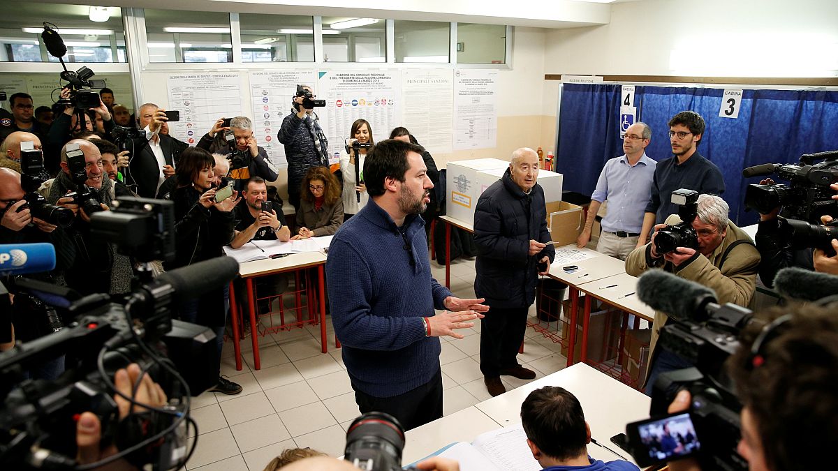 Matteo Salvini, líder de La Liga, esperando para votar en Milan