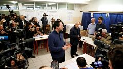 Matteo Salvini, líder de La Liga, esperando para votar en Milan