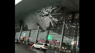 شاهد: لحظة انهيار جزء من سقف مطار صيني بسبب العواصف