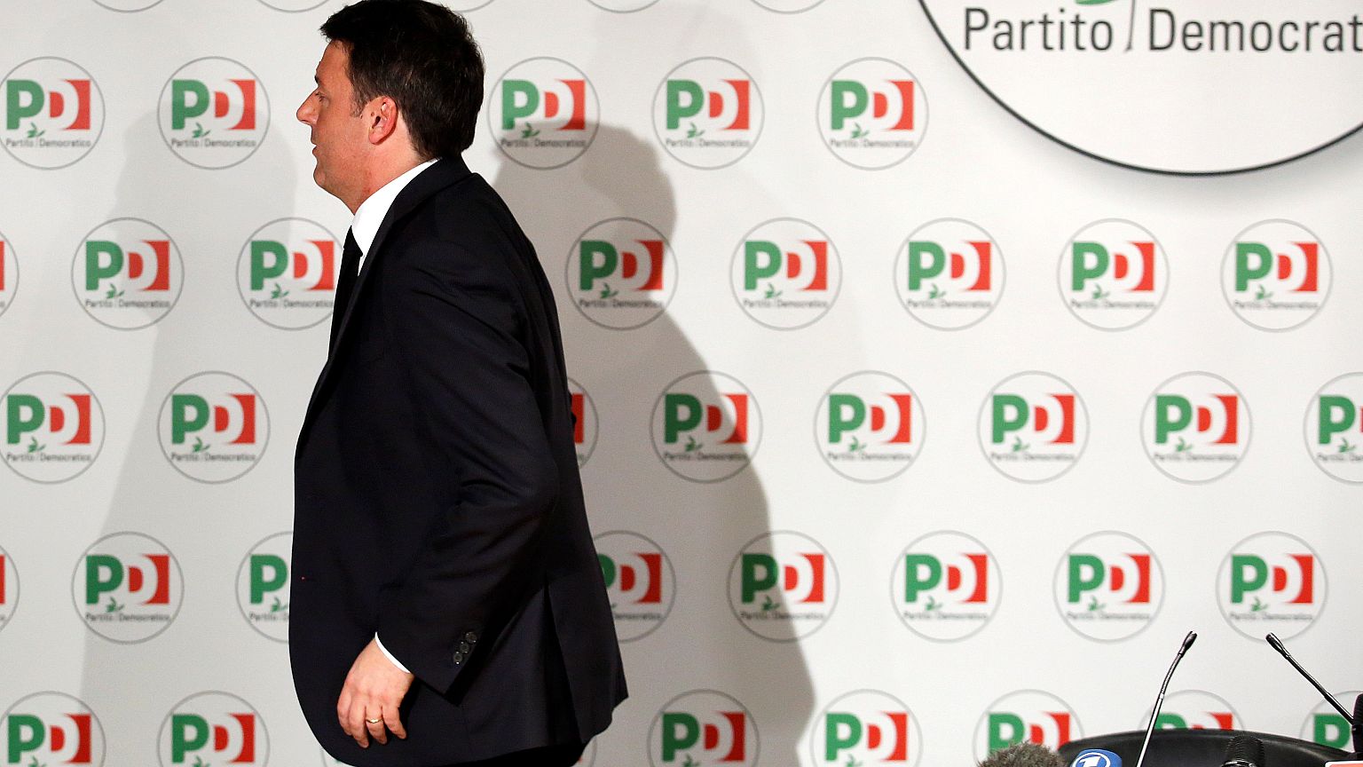 Matteo Renzi koltuğunu bıraktı