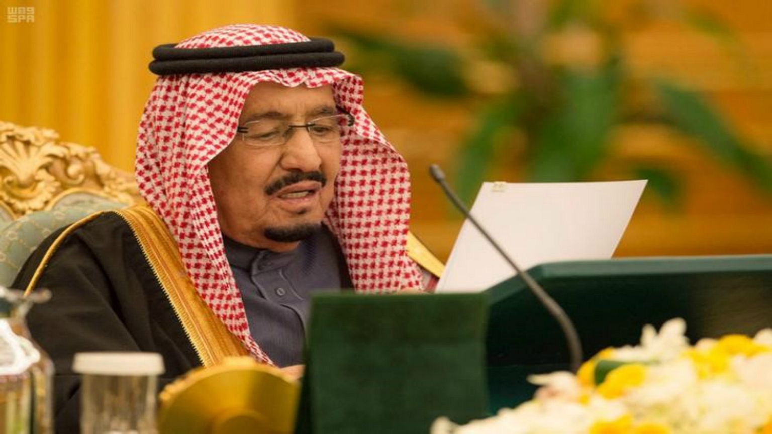 العاهل السعودي يتعهد بتشييد ملعب لكرة القدم في العراق