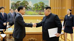Kim Jong Un greets Chung Eui-yong, head of the National Security sud