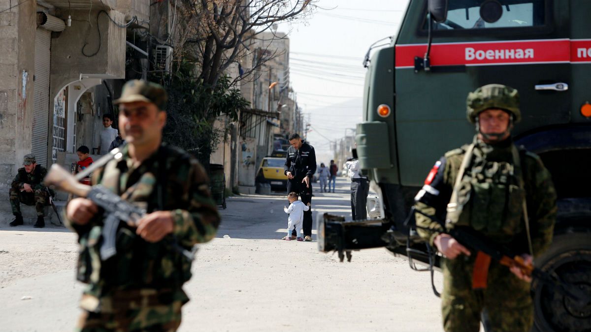 دو نظامی روس و سوری در پست بازرسی در اطراف دمشق