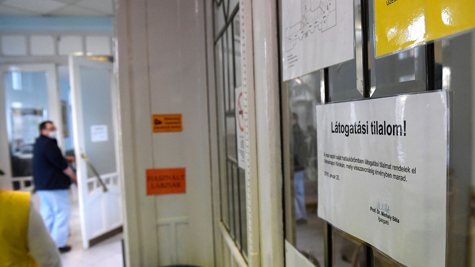 Látogatási tilalomra figyelmeztető felirat egy városmajori klinikán