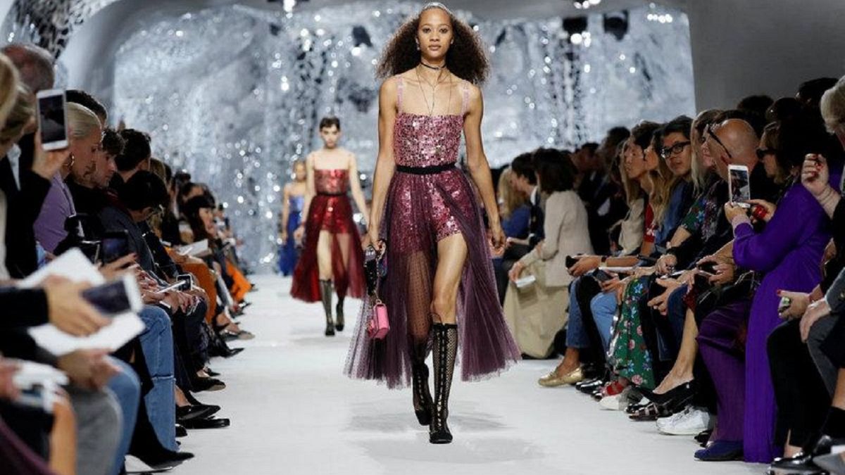 Αυλαία για την εβδομάδα μόδας στο Παρίσι
