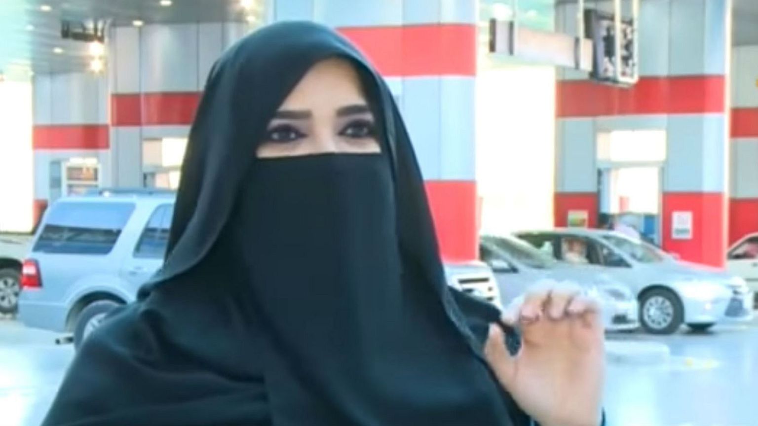 تعرف على  أول امرأة سعودية تعمل في محطة وقود