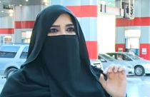 تعرف على  أول امرأة سعودية تعمل في محطة وقود