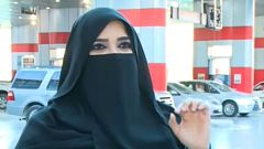 تعرف على  أول امرأة سعودية تعمل في محطة وقود