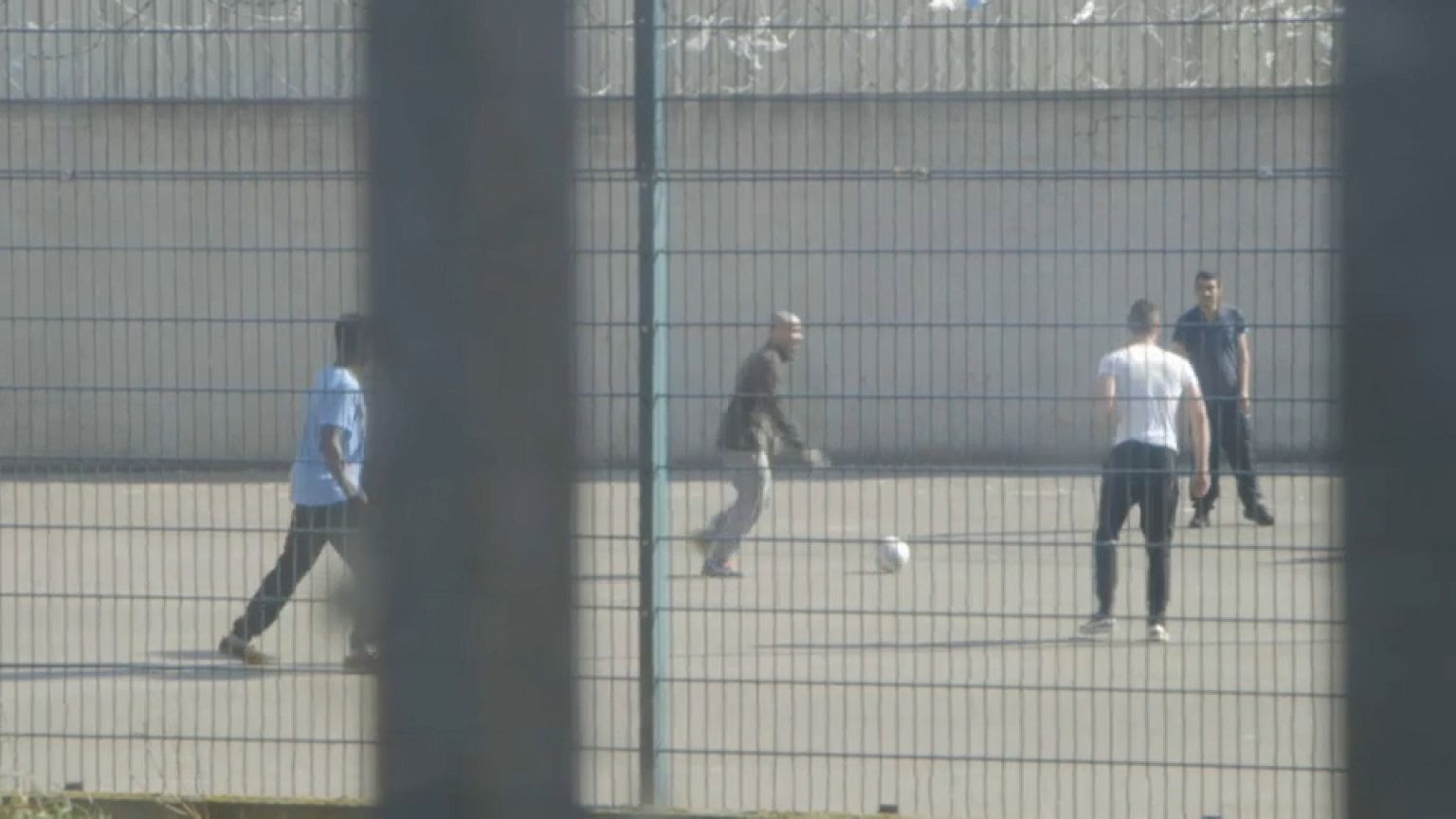 Macron lance son plan global pour les prisons