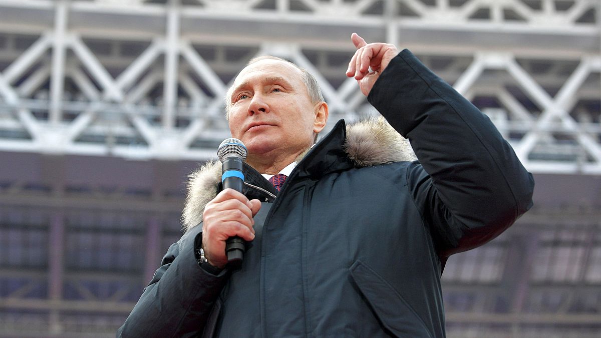 شاهد: بوتين يستعرض مهاراته في مداعبة كرة القدم